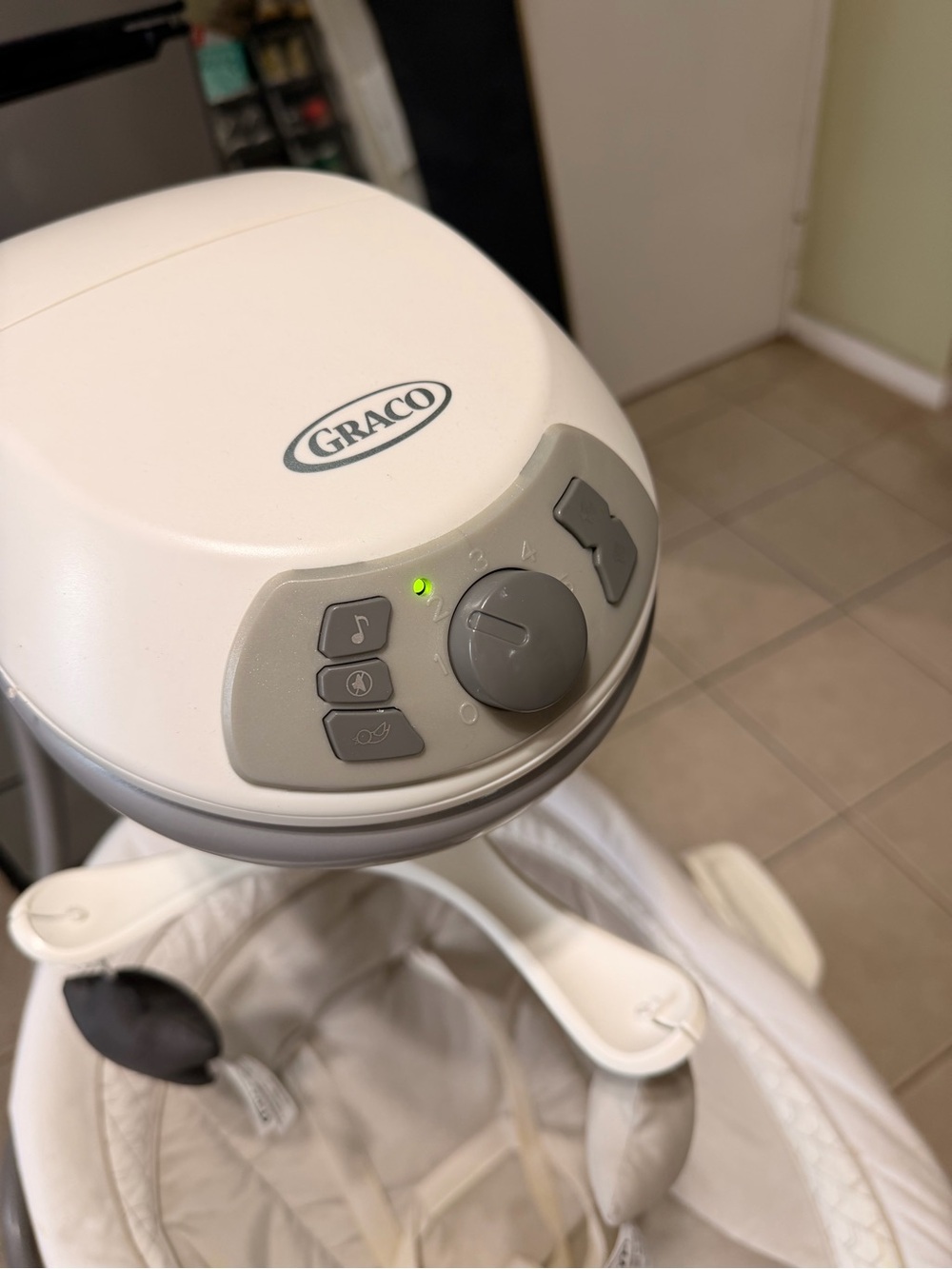 Graco Cream Baby Swing Seat - Soft Neutral Infant Swing - Picture 4 of 4